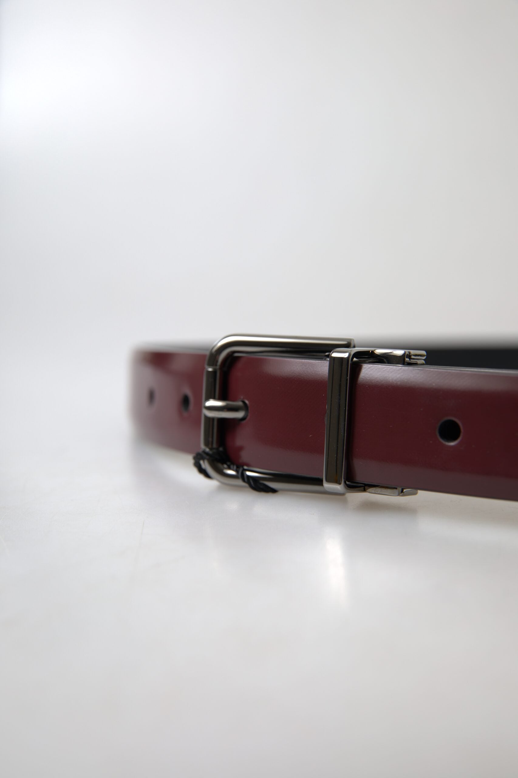 Dolce & Gabbana Bordeauxfarbener Ledergürtel mit silberner Metallschnalle