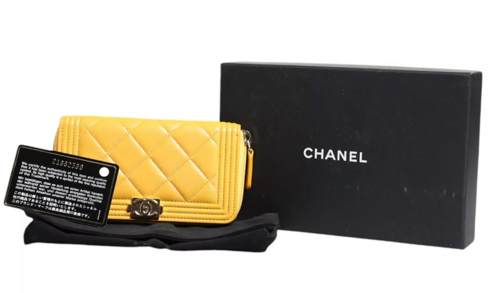 Chanel Gelbes gestepptes Leder CC Logo Continental Zip Brieftasche