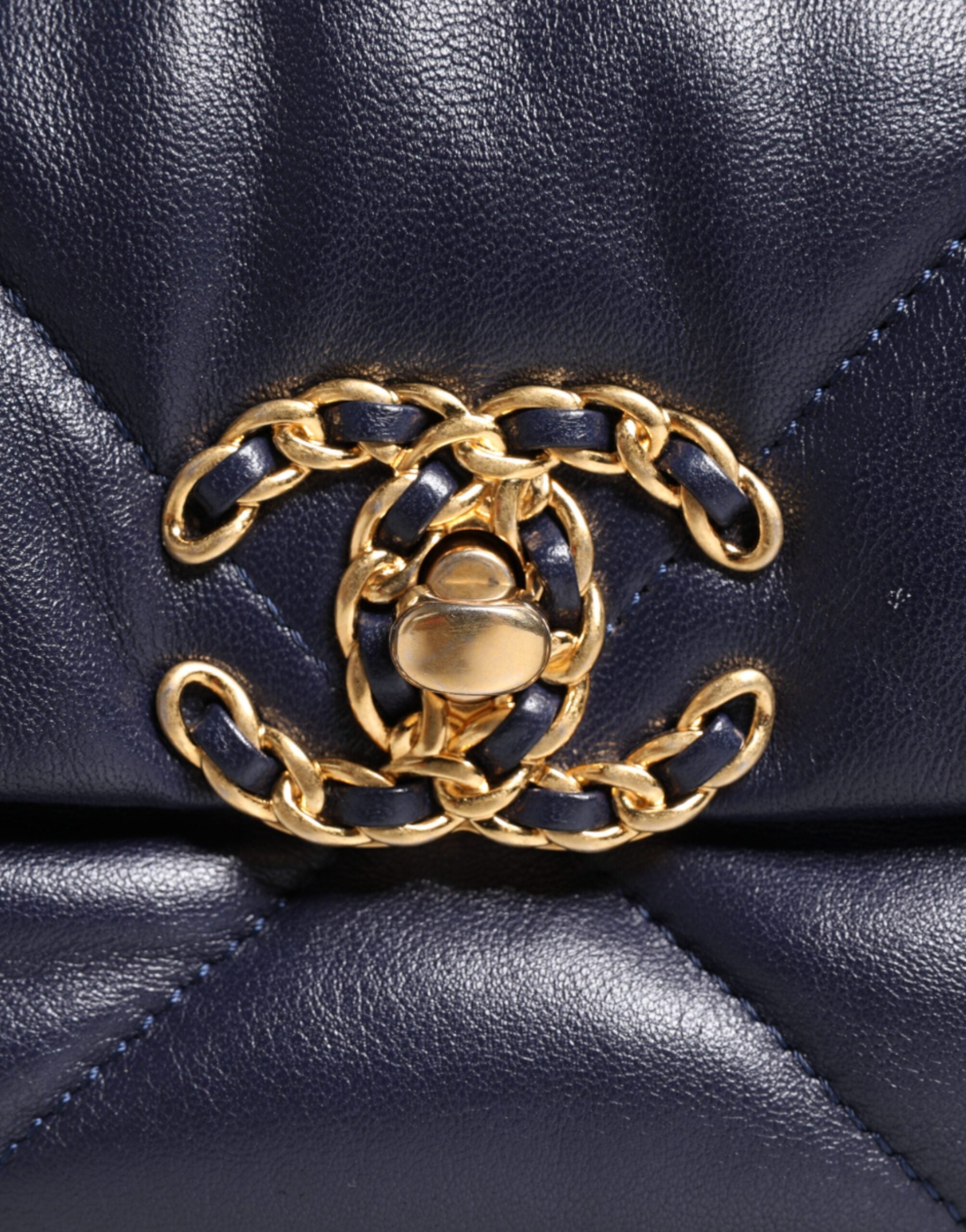 Chanel Blaue Lederumhängetasche mit gesteppter Kette