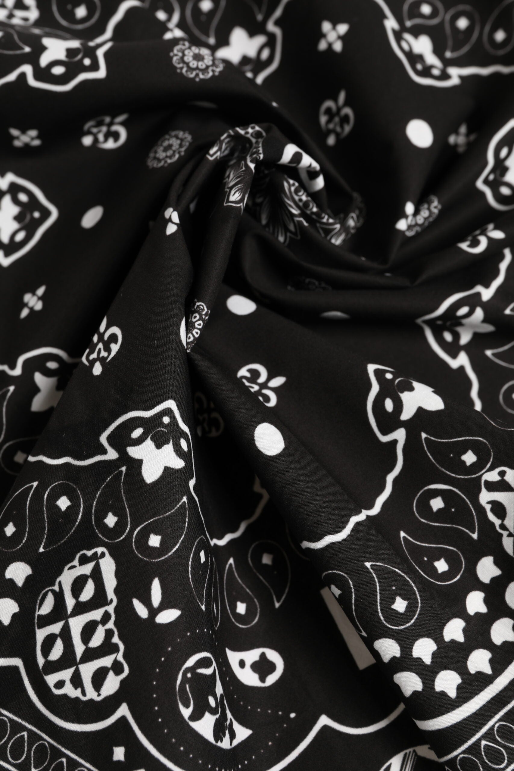 Dolce & Gabbana Schwarz Weißes Bandana Quadratisch Männer Foulard Schal