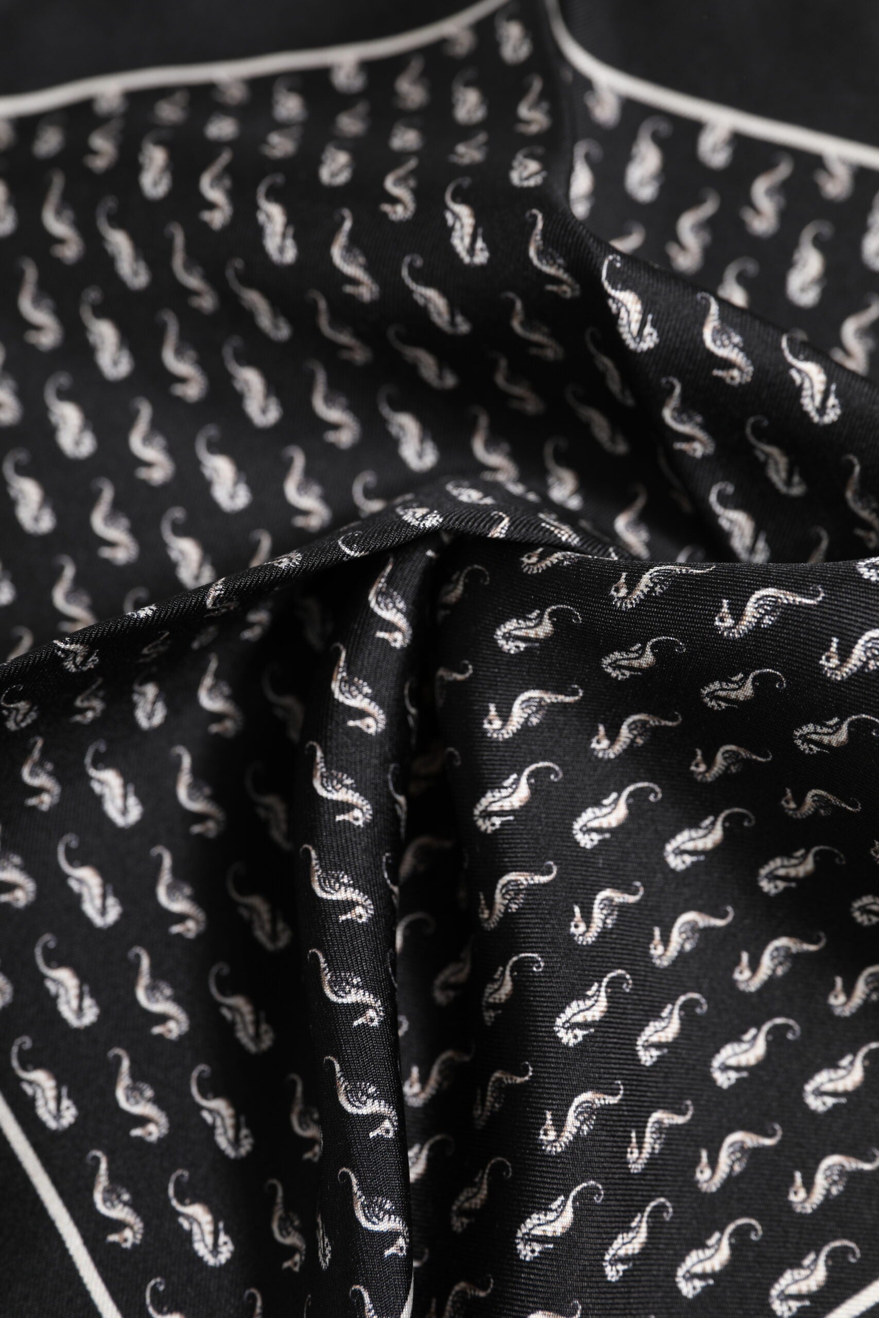 Dolce & Gabbana Schwarzes Meer Pferd Seide Quadrat Männer Foulard Schal